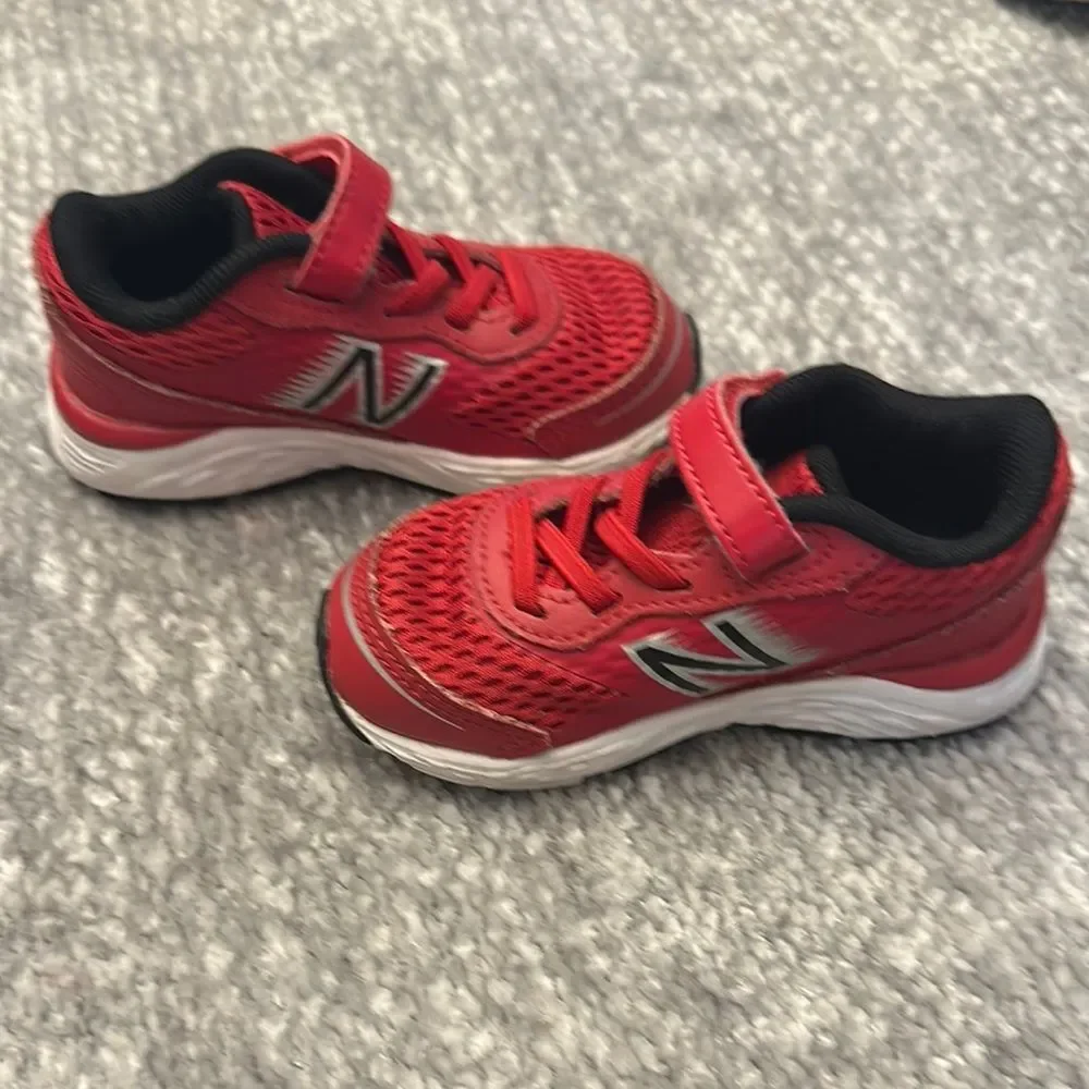 New Balance boys Red Velcro close tennis shoe size 6